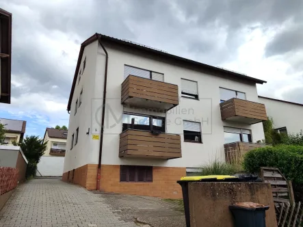 Außenansicht - Wohnung kaufen in Schöneck - Charmante 3-Zimmer-Souterrainwohnung in ruhiger Lage