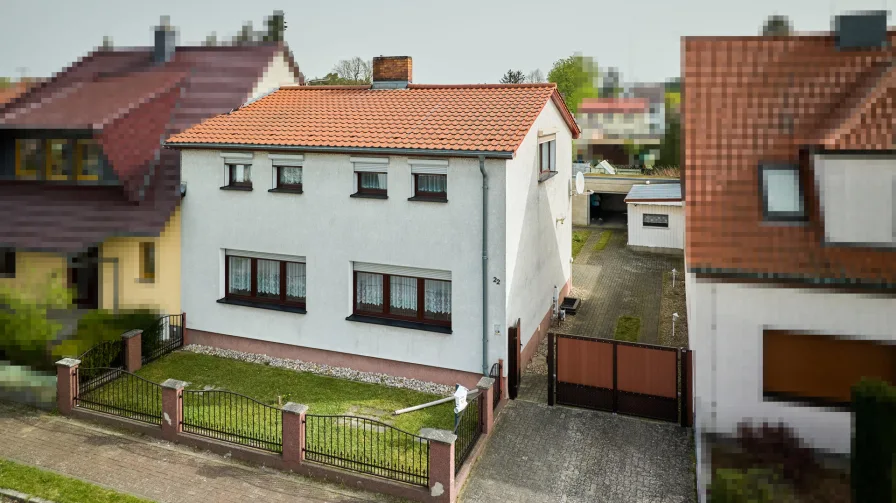 Straßenansicht - Haus kaufen in Britz - Vielseitige Nutzungsmöglichkeiten - Mehrgenerationswohnen, Mehrfamilienhaus, Wohngemeinschaft