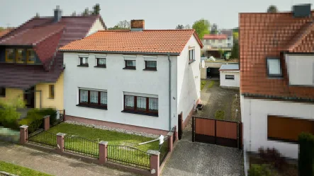 Straßenansicht - Haus kaufen in Britz - Vielseitige Nutzungsmöglichkeiten - Mehrgenerationswohnen, Mehrfamilienhaus, Wohngemeinschaft