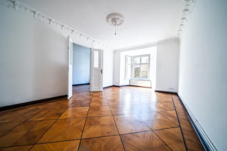 Wohnzimmer - Wohnung kaufen in Berlin / Prenzlauer Berg - Charmante Stuckwohnung im Prenzlauer Berg - Stilvolles Wohnen mit historischem Flair