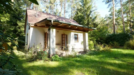 Hausansicht mit Terrasse - Haus kaufen in Oranienburg / Wensickendorf - Wald, Erholung und Potential - Ihr Grundstück in Wensickendorf