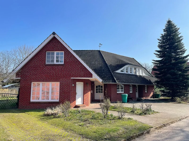 Exposéfoto - Haus kaufen in Küstriner Vorland - Großzügiges Landhaus mit Kamin, ehemaliger Arztpraxis - auch für zwei Generationen möglich!