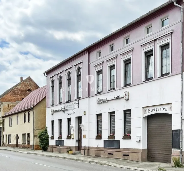 KBSOK_2307 - Altdöbern - Hotel Straßenansicht - Gastgewerbe/Hotel kaufen in Altdöbern - Hotel mit Gastronomie & DG-Wohnung, Nachbargrundstück mit Platz zur Erweiterung & Parken