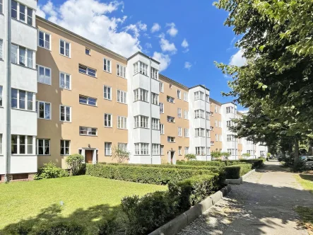 Hausansicht - Wohnung kaufen in Berlin / Niederschöneweide - Bezugsfreie 2,5-Zimmer-Wohnung in ruhiger und denkmalgeschützter Wohngegend - nur ca. 100m zur Spree