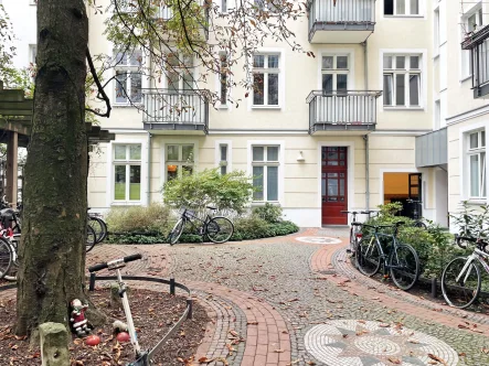 Innenhof und Gartenhaus - Wohnung kaufen in Berlin Friedrichshain - Gepflegte 1-Zimmer-Wohnung im ruhigen Hinterhaus in einer der begehrtesten Berliner Lagen!