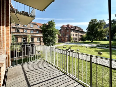 Balkon - Wohnung mieten in Berlin - Frisch renovierte 2-Zimmerwohnung inkl. Küche in Wassernähe! PKW-Stellplatz separat anmietbar