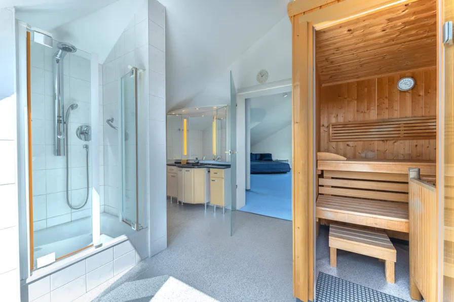 Badezimmer mit Sauna im Dachgeschoss