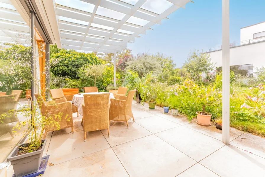 Terrasse mit Zugang von der Küche und dem Wohn- und Essbereich