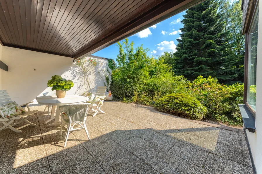 Blick auf die Terrasse mit Loggia vom Wohnzimmer