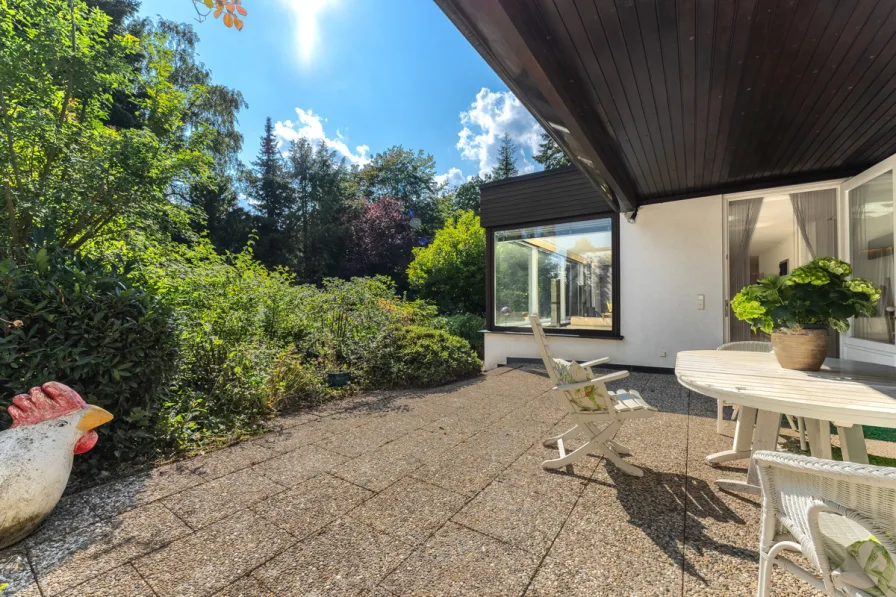 Terrasse mit Loggia und Stufen in den Garten