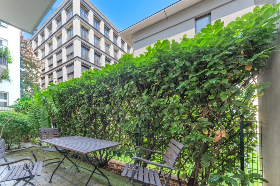 Terrasse mit Zugang vom Wohnbereich und dem Schlafzimmer