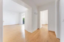 Flur mit Blick in den Wohnbereich und ins Schlafzimmer