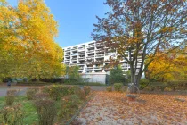 Haus von hinten mit Spielplatz