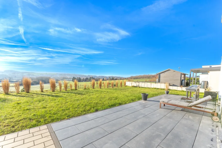 Terrasse und Garten mit Fernblick