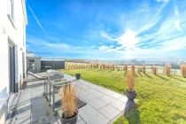 Terrasse und Garten mit Fernblick