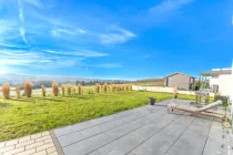 Terrasse und Garten mit Fernblick