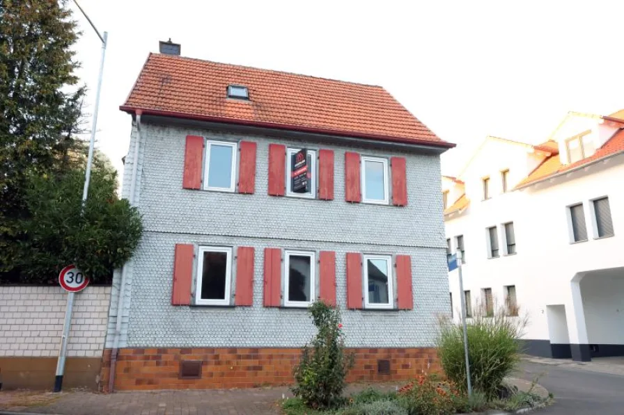 1697446341-HausAuen5.JPG - Haus kaufen in Maintal - Entkerntes Fachwerkaus mit Nebengebäuden und Garten in Maintal Hochstadt