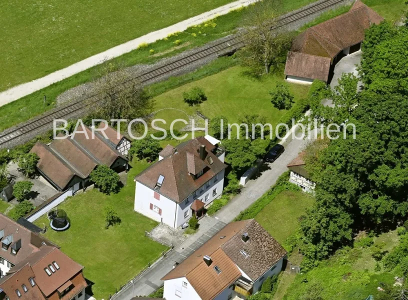 Luftaufnahme - Haus kaufen in Ebermannstadt - Vermietetes Mehrfamilienhaus mit 3 Wohneinheiten, vermieteten Garagen und zusätzlichen Baugrund