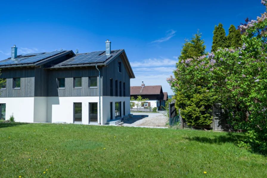 Außenansicht - Haus kaufen in Ohlstadt - Ohlstadt: Neubau-Doppelhaushälfte - modern und lichtdurchflutet