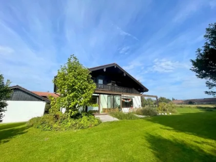 Südansicht - Haus kaufen in Riegsee - Nähe Murnau-Landhaus mit Berg- und Seeblick