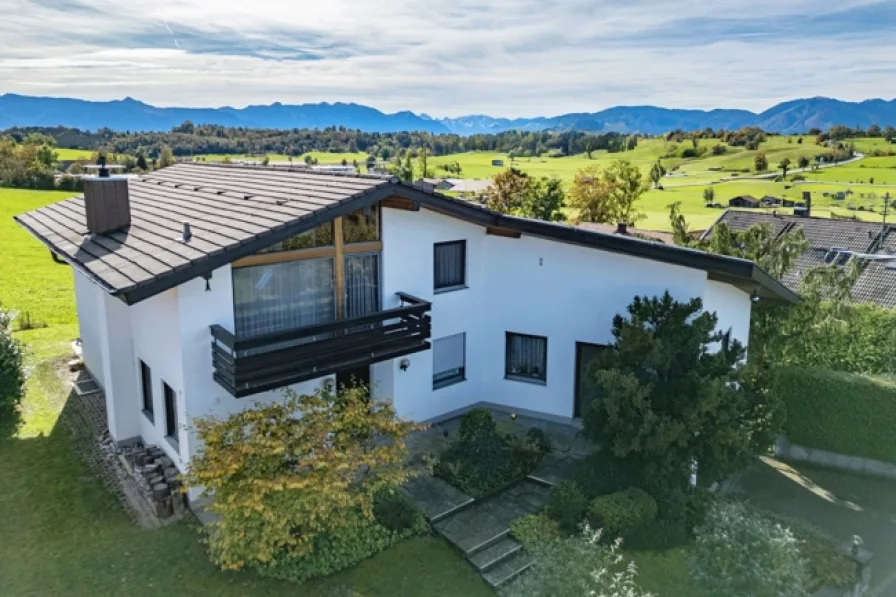 Einzigartige Lage - Haus kaufen in Eglfing - Eglfing: Architekten-Einfamilienhaus am Ortsrand mit Weit- und Bergblick