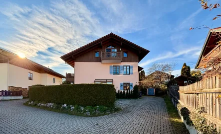 Ansicht - Haus kaufen in Gstadt am Chiemsee - Traumhafte DHH in unmittelbarer Seenähe mit See- & Bergblick