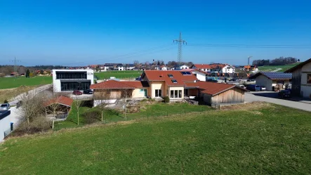 Südansicht - Haus kaufen in Schonstett - Vielseitiges Einfamilienhaus mit Gewerbeeinheit und Ausbaupotenzial in malerischer Lage