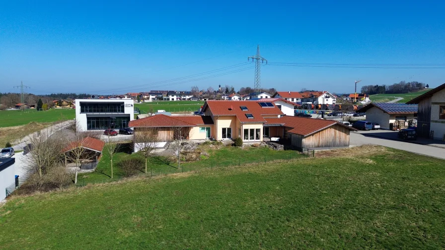 Südansicht - Haus kaufen in Schonstett - Vielseitiges Einfamilienhaus mit Gewerbeeinheit und Ausbaupotenzial in malerischer Lage