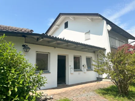 Eingang - Haus kaufen in Bernau am Chiemsee - Sonniges EFH mit großzügigem Anbau, Bergblick & Ausbaureserve