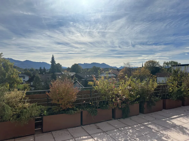 Stimmung - Wohnung kaufen in Prien am Chiemsee - 360° Panoramablick in die Berge über die Dächer von Prien am Chiemsee