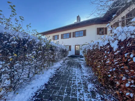 Haustür - Wohnung mieten in Bernau am Chiemsee - Gemütliche Dachgeschosswohnung in zentraler Lage von Bernau