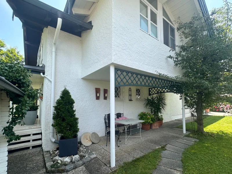 Eingang & seitl. Terrasse - Haus kaufen in Eggstätt - Liebevoll gestaltetes Zuhause mit viel Platz in reizvoller Lage