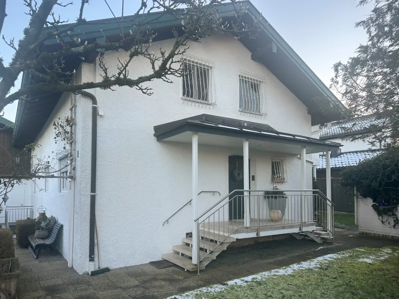 Hauseingang - Haus kaufen in Eggstätt - Liebevoll gestaltetes Zuhause mit viel Platz in reizvoller Lage