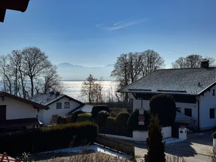 Blick von französischem Balkon im Wohnzimmer - Wohnung kaufen in Gstadt - Charmante 1-Zimmer-Wohnung mit Galerie und atemberaubendem Berg- sowie Chiemseeblick