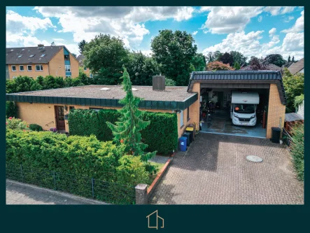 Außenaufnahme inkl. Garage - Haus kaufen in Uetersen - Bungalow mit viel Potential und großer Wohnmobil-Garage in Uetersen