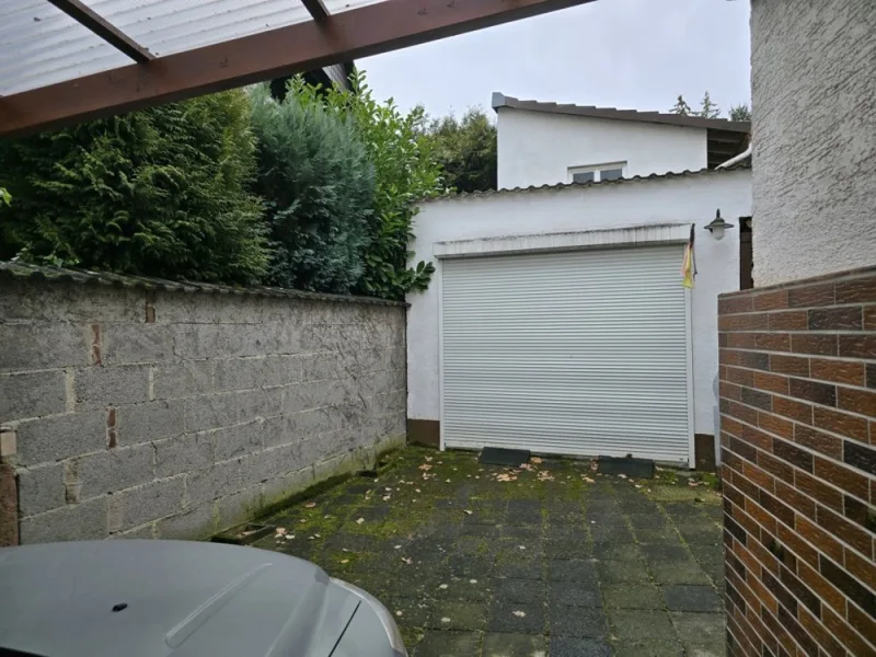 Garage mit Einfahrt + Carport