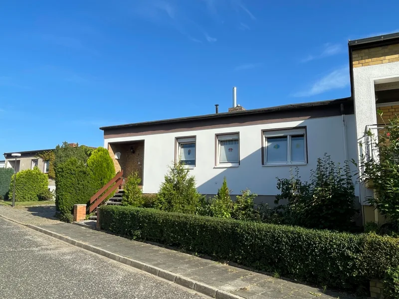 Ansicht Narzissenweg 5 - Haus kaufen in Görlitz - Traumhaftes Wohnen auf einer Ebene mit Garten und Pool