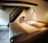 Schlafzimmer 1 mit Treppe zum Schlafzimmer 2