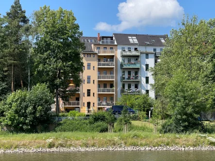 Rückansicht mit Grundstück an der Neiße (rechtes Wohnhaus) - Wohnung mieten in Görlitz - 3 Zimmer mit Ausblick über den Neiße-Fluss
