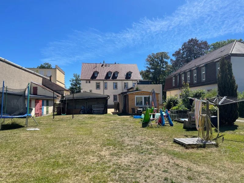 Garten mit Blick zum Wohnhaus (2)