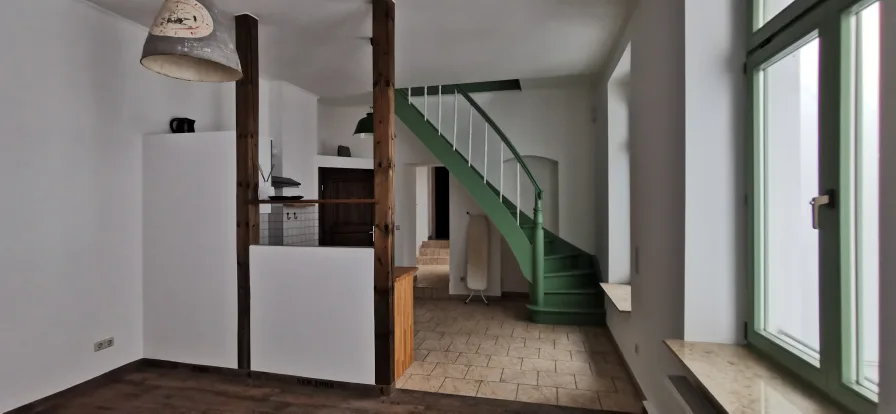 offener Wohn- und Küchenbereich mit Treppe zum Schlafbereich - Wohnung mieten in Görlitz - Junges Wohnen auf zwei Ebenen!