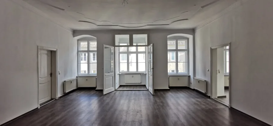 Wohnzimmer mit Erker - Wohnung mieten in Görlitz - Ihre Traumwohnung in der Görlitzer Altstadt wartet auf Sie!