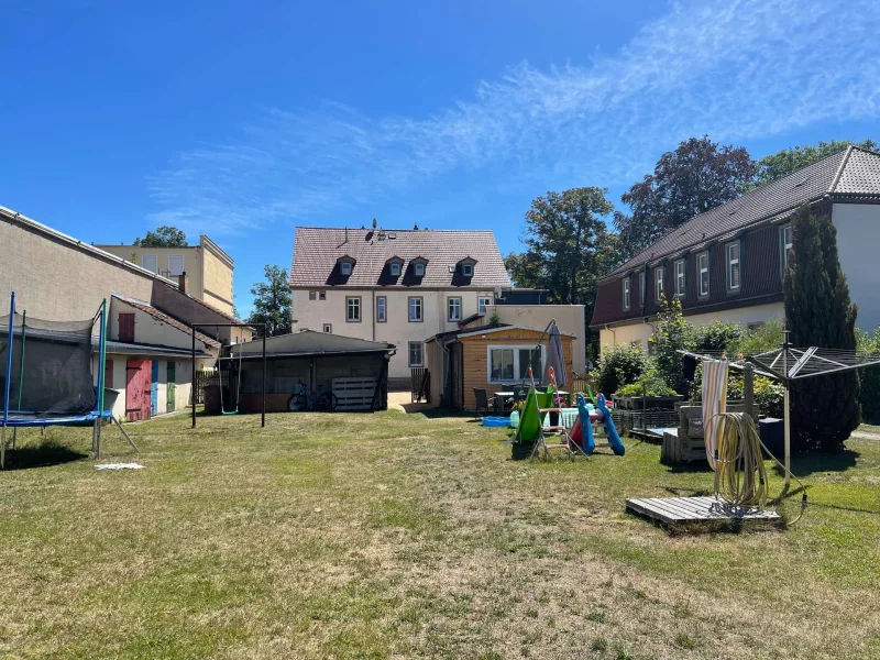 Garten mit Blick zum Wohnhaus