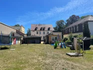 Garten mit Blick zum Wohnhaus