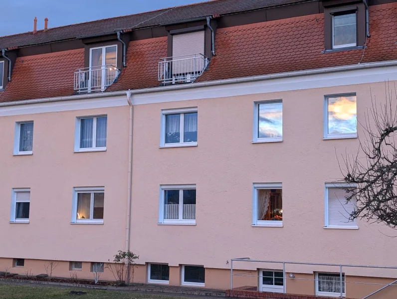 Ansicht Rückseite - Wohnung mit französischem Balkon und elektr. Rollladen