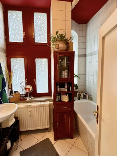 Badezimmer mit Fenster