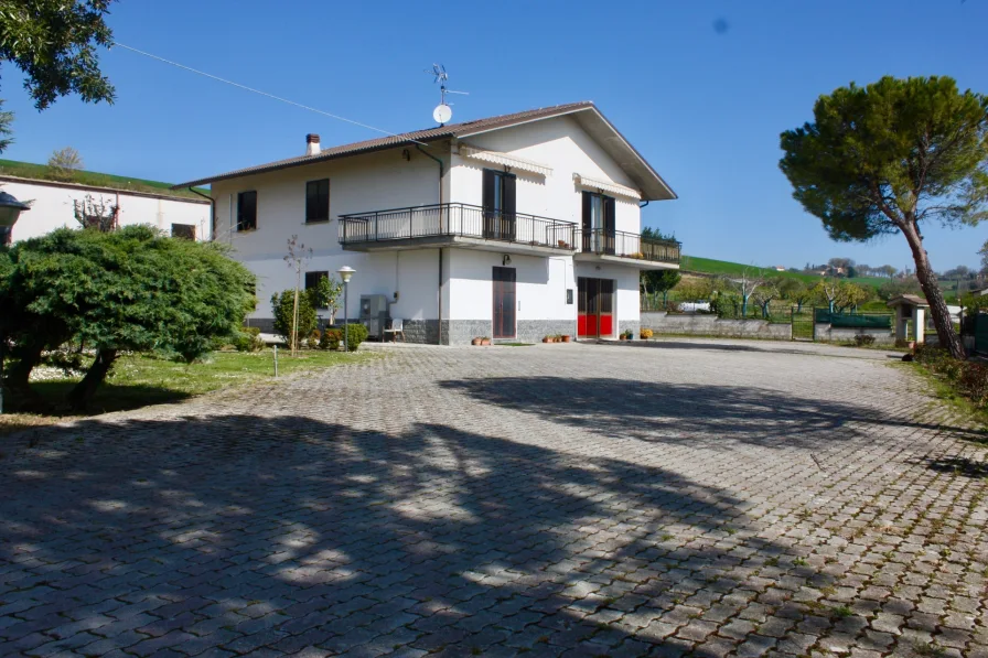 Hausansicht - Haus kaufen in Castelleone di Suasa - ***Wohnen, Arbeiten, Ferien ...- alles in einem!***