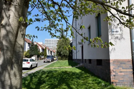 Titelbild - Wohnung kaufen in Leipzig - *** Perfekt für Anleger: Kleines Zwei-Zimmer-Appartment mit eigenem PKW-Stellplatz ***