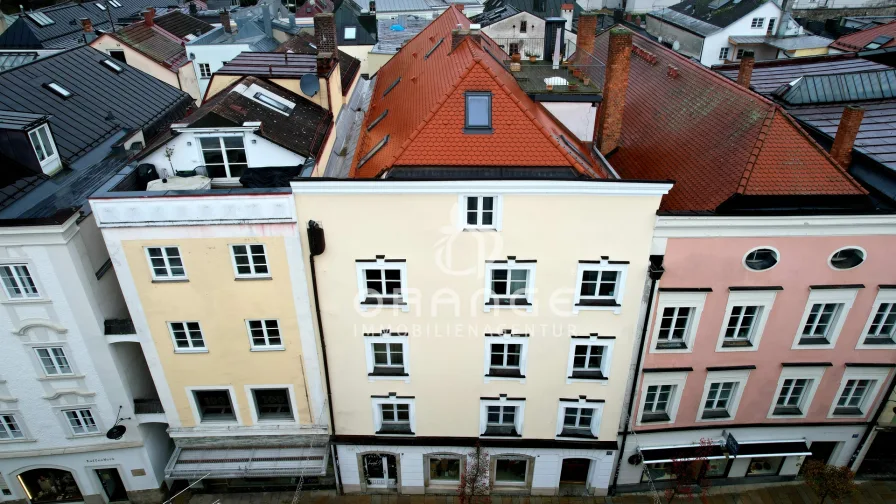 Frontseite mit Nebengebäuden - Haus kaufen in Passau - ***Mit Weitblick gegen die Inflation***