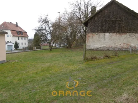 Blick nach Westen mit abrißgebäude - Grundstück kaufen in Passau - ***Baugrundstück in Passau-Neustift***